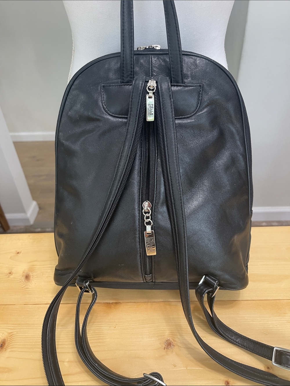 Vintage Wilson’s Leather Pelle Studio Black Leather Backpack/Sling Back Y2K - Picture 3 of 15